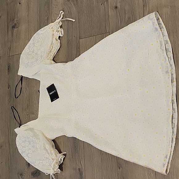 Forever 21 Daisy Print Puff Sleeve Mini Dress NWT - Picture 1 of 6